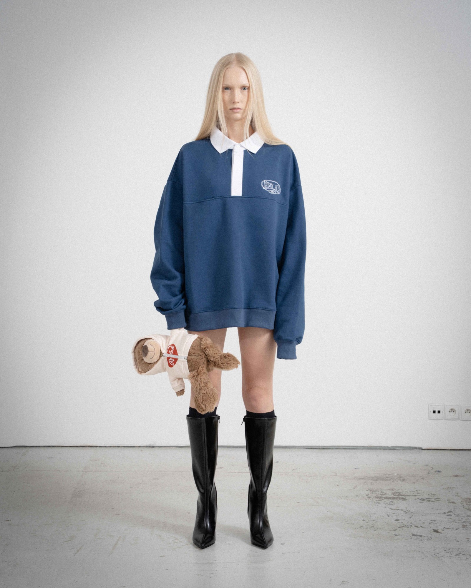 COLLAR SWEATSHIRT