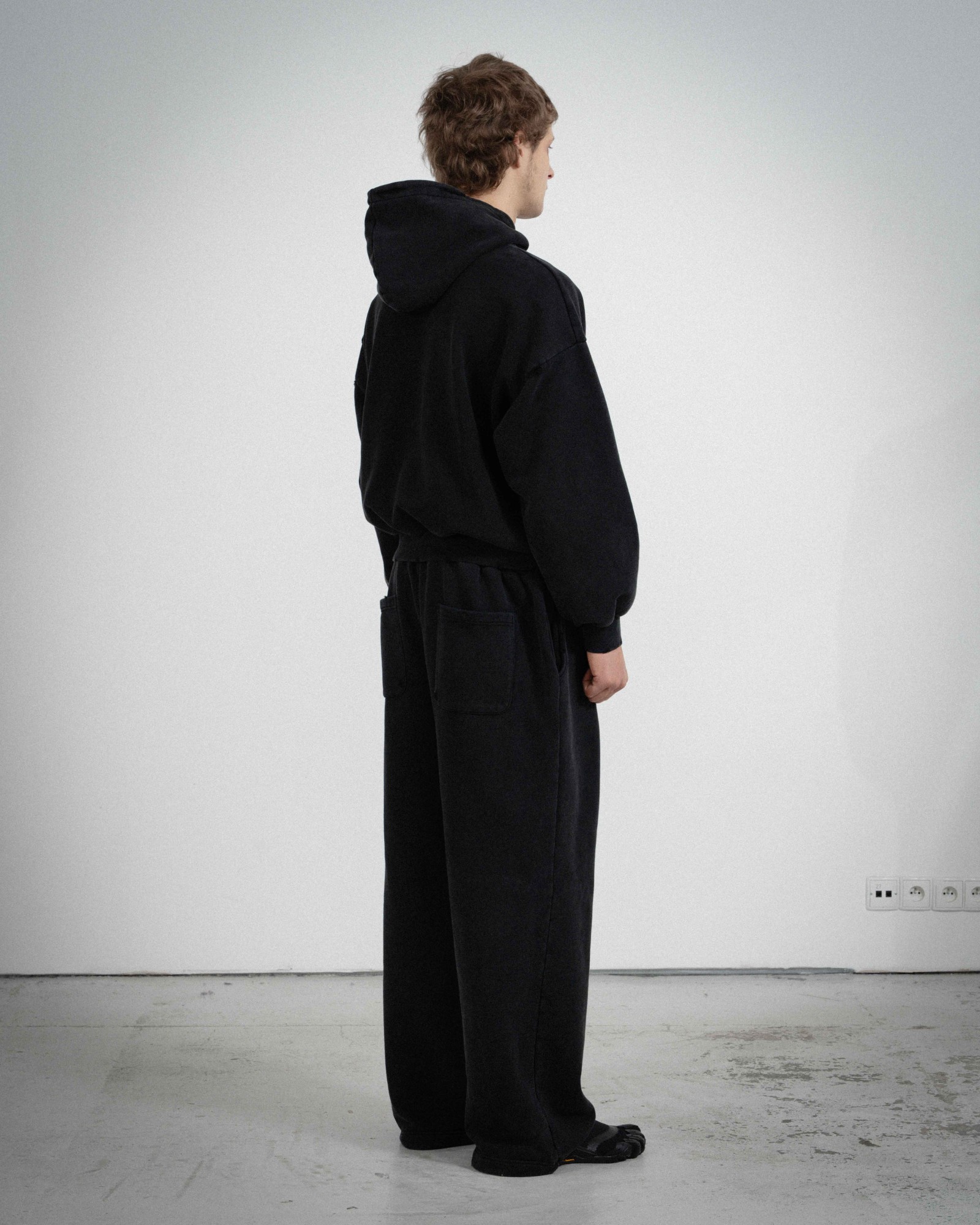 CORE BLACK SWEATPANTS