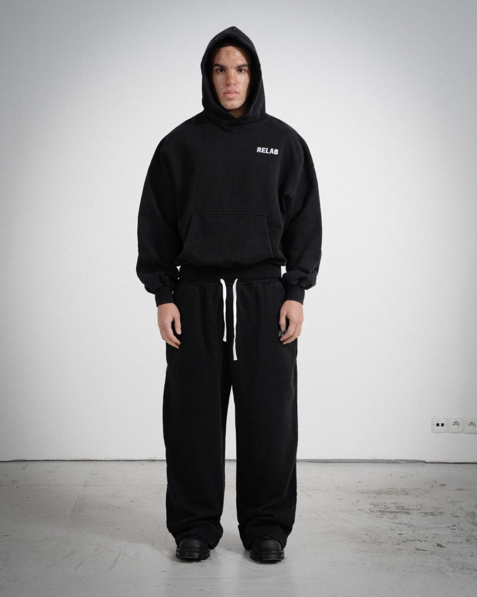 CORE BLACK SWEATPANTS